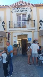un grupo de personas parados fuera de un edificio en Hotel Rural-Restaurante Los Olivos, en Almería