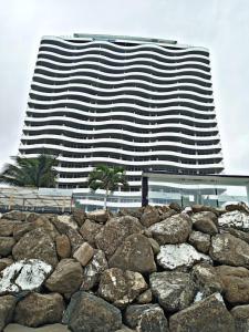 un bâtiment avec une pile de rochers devant un bâtiment dans l'établissement Hermoso departamento frente al mar, à Tonsupa