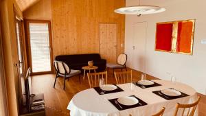 um quarto com uma mesa e cadeiras e uma sala de estar em Blickfang Tirol em Innsbruck