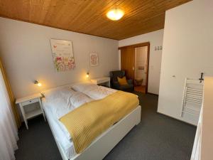 - une chambre avec un lit et une chaise dans l'établissement Ferienwohnungen Haus zur Linde, à Cochem