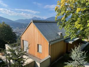una casa naranja con techo de metal en Blickfang Tirol, en Innsbruck