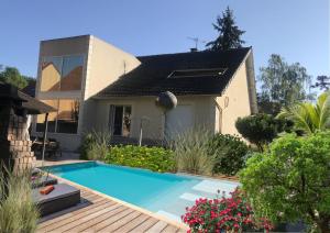 een zwembad voor een huis bij Luxury Villa - LA JACHERE in Épinay-sous-Sénart