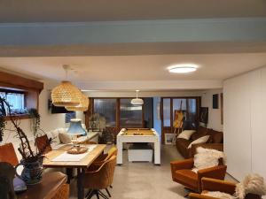Apartments Eva في أوماغ: غرفة معيشة مع طاولة وطاولة بلياردو