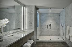 أكا تايمز سكوير في نيويورك: حمام مع حوض استحمام ودش