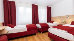 Ein Bett oder Betten in einem Zimmer der Unterkunft LeoMar Hotel