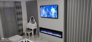 uma sala de estar com uma televisão de ecrã plano na parede em Kuća Barbara em Slavonski Brod