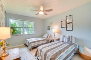 1 dormitorio con 2 camas y ventilador de techo en Lakefront Deltona Vacation Rental with Dock and Kayaks, en Deltona