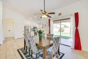 uma sala de jantar com uma mesa e cadeiras e uma ventoinha de tecto em Pet-Friendly Phoenix Home with Fenced Backyard! em Phoenix