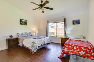 um quarto com uma cama e uma ventoinha de tecto em Pet-Friendly Phoenix Home with Fenced Backyard! em Phoenix