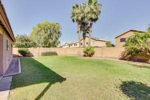 einen großen Garten mit einem Zaun und Palmen in der Unterkunft Pet-Friendly Phoenix Home with Fenced Backyard! in Phoenix