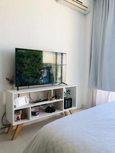 1 dormitorio con TV de pantalla plana en un estante blanco en Cozy Studio SoHo en Buenos Aires
