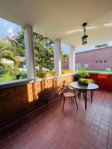 een patio met een tafel en stoelen aan een bakstenen muur bij Apartamento en el poblado in Medellín