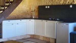 Nhà bếp/bếp nhỏ tại Airbnb: Vieilles Pierres et Rivière en Périgord