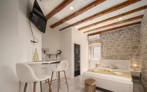Телевизор и/или развлекательный центр в Šibenik Style Suites