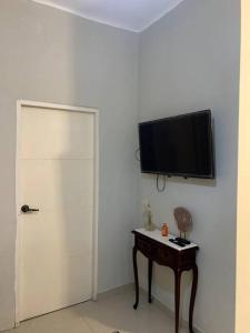 a room with a door and a television on a wall at Apartamento Miraflores in Lima