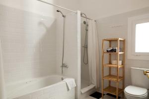 een badkamer met een bad, een toilet en een douche bij My Address in Barcelona in Barcelona +150 foto's