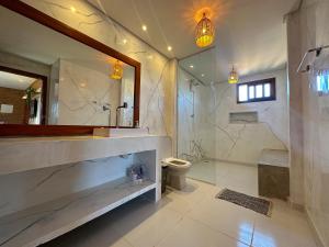 a bathroom with a shower and a sink and a toilet at Bem te quero Pipa- apt superior in Pipa