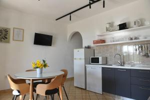 Kuchyň nebo kuchyňský kout v ubytování Apartments Podbarje