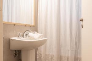 baño con lavabo y cortina de ducha en Fliphaus Ayacucho 1800 - 2 Bd En-suite Recoleta en Buenos Aires