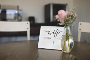 un vaso con fiori e un cartello su un tavolo di Copperhead Lodge ad Anaconda