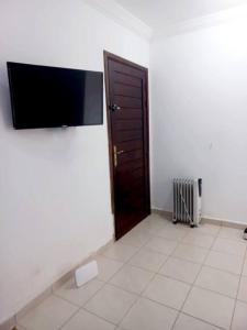 Zimmer mit einem Flachbild-TV an der Wand in der Unterkunft Appartement à M'diq in Mʼdik