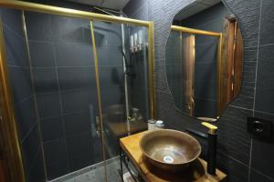 y baño con lavabo y ducha. en ASTARTE HOTEL en Sanlıurfa