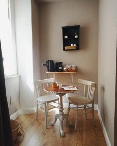 un tavolo e due sedie in una stanza con tavolo di L'Accademia dei Sogni a Sassari