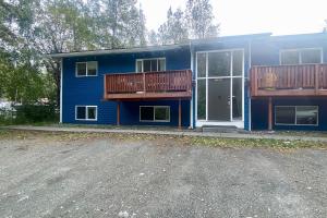 Casa azul con porche y balcón en The Bear Hug, en Eagle River