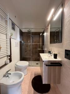 e bagno con servizi igienici, lavandino e doccia. di Appartamento Montebello a Terni