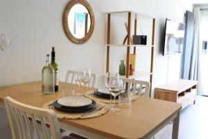 a dining room table with wine glasses and a mirror at Chez Pascal - Nieuport in Nieuwpoort