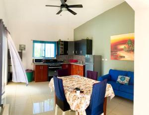 sala de estar con mesa y sofá azul en Villa Sueño Caribeño N 91 en Boca Chica