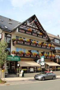 un coche aparcado frente a un hotel en Central-Hotel en Winterberg