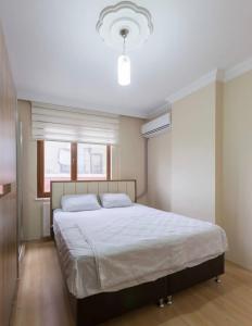 een slaapkamer met een groot wit bed en een raam bij اجنحة الراحة للشقق الفندقية Comfort Suites in Komera