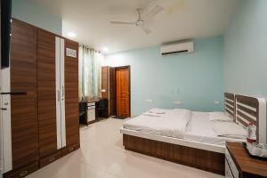 a bedroom with a bed and a ceiling fan at HOTEL ATHITI INN JAIPUR in Jaipur