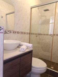 uma casa de banho com um lavatório, um WC e um chuveiro em Apartamento Campestre en Condominio em Fusagasuga