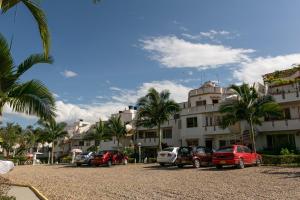 a parking lot with cars parked in front of a building at Apartamento Campestre en Condominio in Fusagasuga