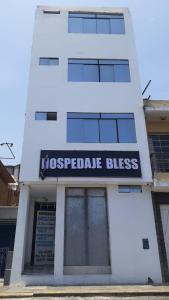 Um edifício branco com um cartaz que diz "Fogo esperado" em HOSPEDAJE BLESS em Trujillo