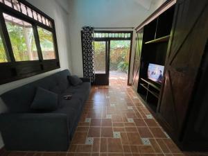 un soggiorno con divano e TV a schermo piatto di Catleya Cabaña Campestre a Villavicencio