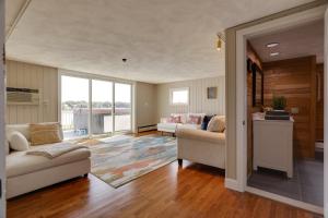 uma sala de estar com dois sofás e uma grande janela em Waterfront Barrington Estate with Hot Tub! em Barrington