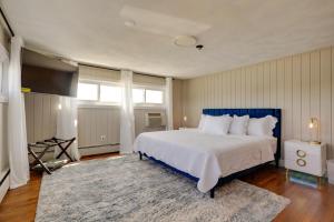 um quarto com uma cama grande e uma janela grande em Waterfront Barrington Estate with Hot Tub! em Barrington