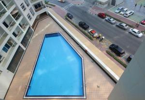duży niebieski basen na boku budynku w obiekcie Near Atana Hotel w Dubaju