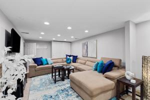 sala de estar con sofás y almohadas azules en Stunning 4 BD Home near Tilles Park - JZ Vacation Rentals, en Richmond Heights