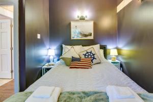 1 dormitorio con 1 cama grande y 2 mesas en Cozy Camden Cottage with Fire Pit and Trail Access en Camden