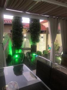 vistas a un patio con mesa y luces verdes en Casa Hermosa, en Xangri-lá