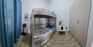 um quarto com um beliche num quarto em Home Eliz El espacio perfecto em Cartago