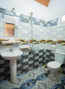 y baño con lavabo y aseo. en Desert Escape siwa -with palm & olive Garden - Hot Spring, en Siwa