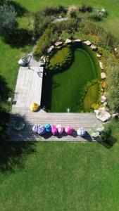una vista aérea de un parque con sombrillas en el césped en Agriturismo Casa Aurora, en Bussolengo