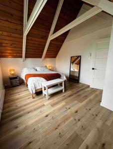 een slaapkamer met een bed en een houten vloer bij Chalet Mont Sainte-Anne in Beaupré