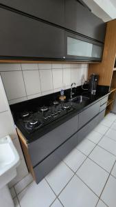 A kitchen or kitchenette at Apartamento em itanhaem
