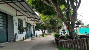 una strada con un albero e un edificio di Home Eliz El espacio perfecto a Cartago